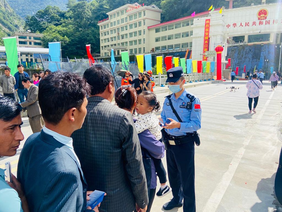 चाडबाड नजिकिएसँगै तातोपानी नाकामा बढ्यो चहलपहल